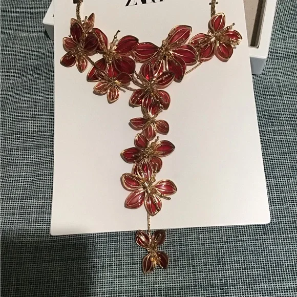 ZARA Beautiful Necklace ,Floral with Red & Gold Tone. New🌺🌺🌺🌺🌺🌺🌺🌺🌺🌺🌺 - Picture 4 of 6